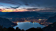 Lugano e il suo lago al crepuscolo dal monte Sighignola m